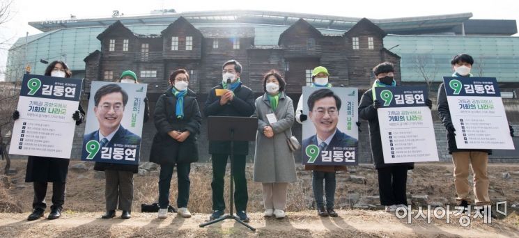 대통령 선거의 공식 선거운동 첫 날인 15일 김동연 새로운물결 대선후보가 서울 성동구 청계천 옛 판자촌터에서 지지를 호소하고 있다./국회사진기자단