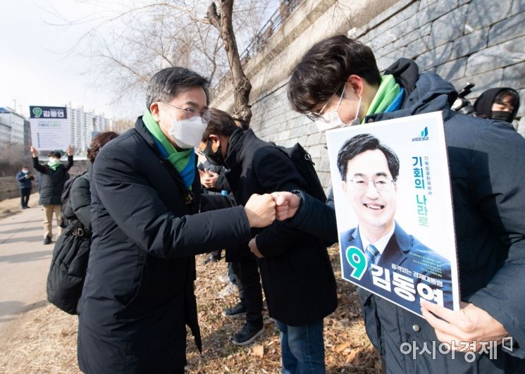 대통령 선거의 공식 선거운동 첫 날인 15일 김동연 새로운물결 대선후보가 서울 성동구 청계천 옛 판자촌터에서 첫 거리 유세를 하며 지지자들과 인사하고 있다./국회사진기자단