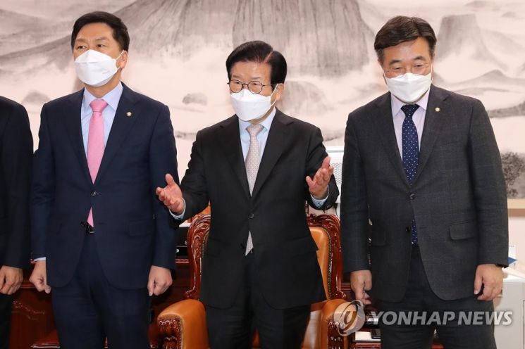 박병석 국회의장과 윤호중 더불어민주당 원내대표, 김기현 
국민의힘 원내대표가 14일 오전 국회 의장실에서 올해 첫 추경안 처리 관련 회동을 하기 전 기념사진을 찍은 뒤 자리로 향하고 있다. [이미지출처=연합뉴스]