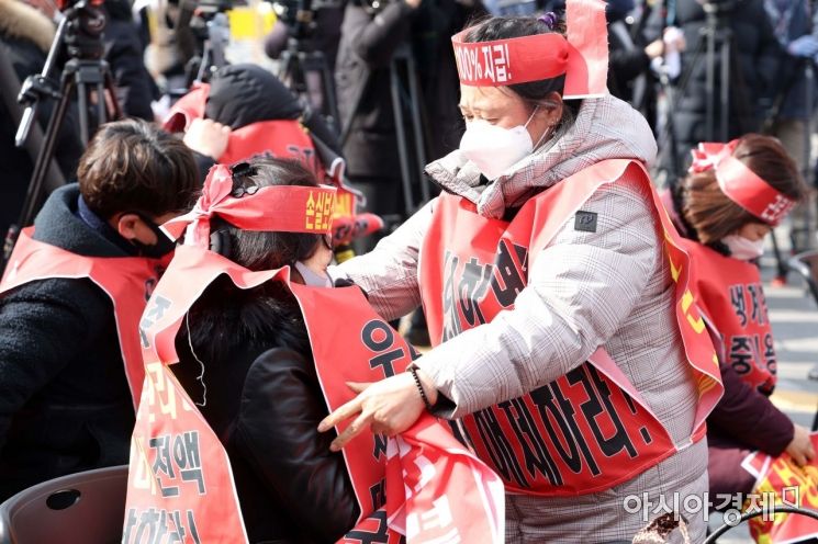 한국외식업중앙회 등 14개 자영업 단체로 구성된 코로나피해자영업총연합(코자총)이 15일 서울 광화문 시민열린마당에서 ‘정부 규탄 광화문 총집회’를 열고 있다. 이들은 영업시간 제한조치 철폐, 손실보상 소급적용 및 100% 보상 실현, 매출액 10억원 이상 자영업자 손실보상대상 포함, 서울·지자체 별도 지원 방안 마련, 코로나19 발생 이후 개업한 모든 업소 손실보상금 추가 적용 등을 요구했다. /문호남 기자 munonam@