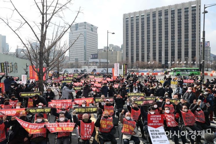 한국외식업중앙회 등 14개 자영업 단체로 구성된 코로나피해자영업총연합(코자총)이 15일 서울 광화문 시민열린마당에서 ‘정부 규탄 광화문 총집회’를 열고 있다. 이들은 영업시간 제한조치 철폐, 손실보상 소급적용 및 100% 보상 실현, 매출액 10억원 이상 자영업자 손실보상대상 포함, 서울·지자체 별도 지원 방안 마련, 코로나19 발생 이후 개업한 모든 업소 손실보상금 추가 적용 등을 요구했다. /문호남 기자 munonam@