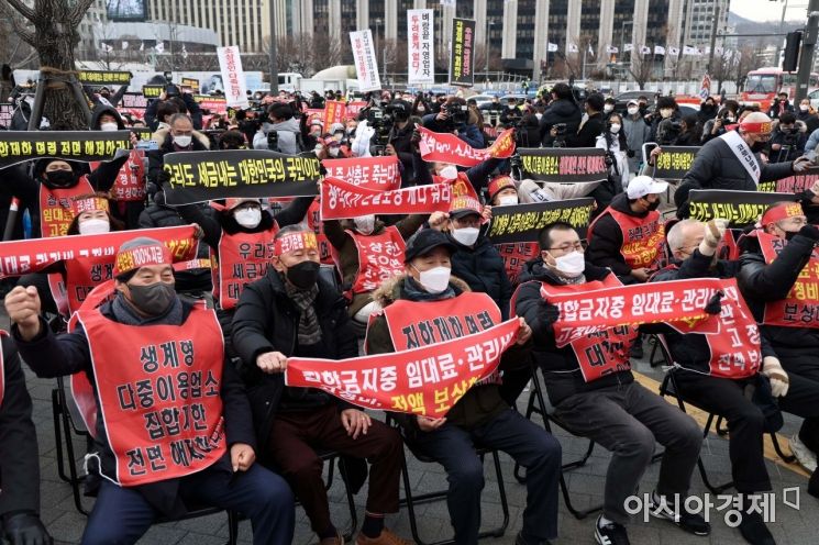 한국외식업중앙회 등 14개 자영업 단체로 구성된 코로나피해자영업총연합(코자총)이 15일 서울 광화문 시민열린마당에서 ‘정부 규탄 광화문 총집회’를 열고 있다. 이들은 영업시간 제한조치 철폐, 손실보상 소급적용 및 100% 보상 실현, 매출액 10억원 이상 자영업자 손실보상대상 포함, 서울·지자체 별도 지원 방안 마련, 코로나19 발생 이후 개업한 모든 업소 손실보상금 추가 적용 등을 요구했다. /문호남 기자 munonam@