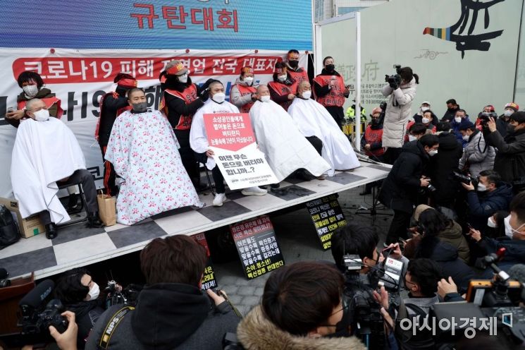 한국외식업중앙회 등 14개 자영업 단체로 구성된 코로나피해자영업총연합(코자총)이 15일 서울 광화문 시민열린마당에서 열린 ‘정부 규탄 광화문 총집회’에서 삭발식을 하고 있다. 이들은 영업시간 제한조치 철폐, 손실보상 소급적용 및 100% 보상 실현, 매출액 10억원 이상 자영업자 손실보상대상 포함, 서울·지자체 별도 지원 방안 마련, 코로나19 발생 이후 개업한 모든 업소 손실보상금 추가 적용 등을 요구했다. /문호남 기자 munonam@