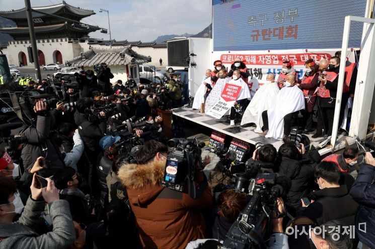 한국외식업중앙회 등 14개 자영업 단체로 구성된 코로나피해자영업총연합(코자총)이 15일 서울 광화문 시민열린마당에서 열린 ‘정부 규탄 광화문 총집회’에서 삭발식을 하고 있다. 이들은 영업시간 제한조치 철폐, 손실보상 소급적용 및 100% 보상 실현, 매출액 10억원 이상 자영업자 손실보상대상 포함, 서울·지자체 별도 지원 방안 마련, 코로나19 발생 이후 개업한 모든 업소 손실보상금 추가 적용 등을 요구했다. /문호남 기자 munonam@