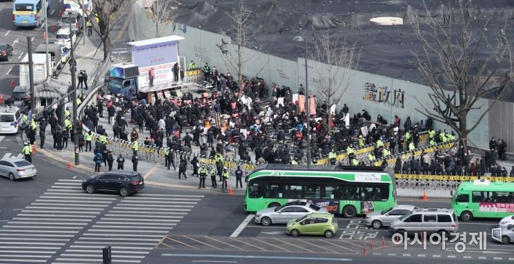 한국외식업중앙회 등 14개 자영업 단체로 구성된 코로나피해자영업총연합(코자총)이 15일 서울 광화문 시민열린마당에서 ‘정부 규탄 광화문 총집회’를 열고 있다. 이들은 영업시간 제한조치 철폐, 손실보상 소급적용 및 100% 보상 실현, 매출액 10억원 이상 자영업자 손실보상대상 포함, 서울·지자체 별도 지원 방안 마련, 코로나19 발생 이후 개업한 모든 업소 손실보상금 추가 적용 등을 요구했다. /문호남 기자 munonam@