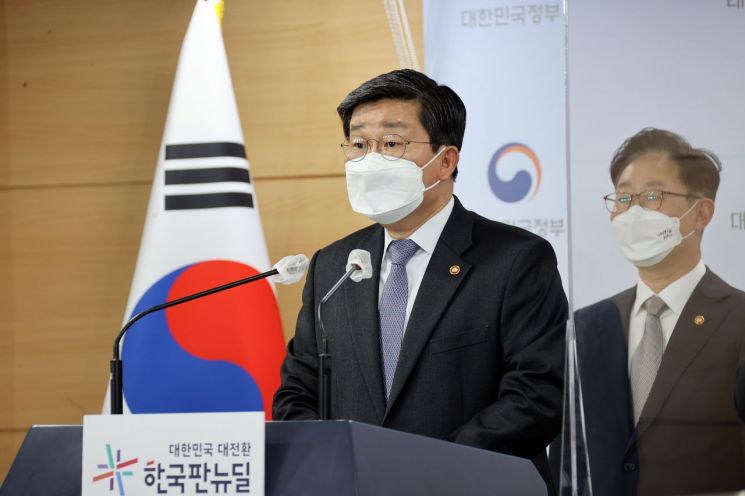  전해철 "탈법·불법 선거운동 철저 단속…확진자·격리자도 선거권 행사" 