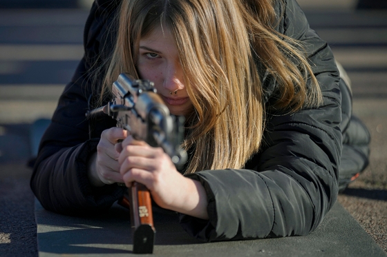 A Ukrainian woman is aiming a rifle while participating in basic civilian combat training organized by the Azov special forces of the defense army in Donetsk, eastern Ukraine, on the 13th. / Photo by AP Yonhap News