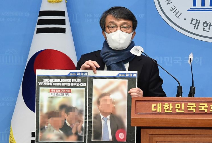 23일 서울 여의도 국회 소통관에서 열린 기자회견에서 건진 법사가 2015년 예술의전당에서 코바나컨텐츠가 주관한 '마크 로스코'전의  VIP개막식 행사에 참석했음을 보여주는 사진과 영상을 공개하고 있는 열린민주당 김의겸 의원. [이미지출처=연합뉴스]