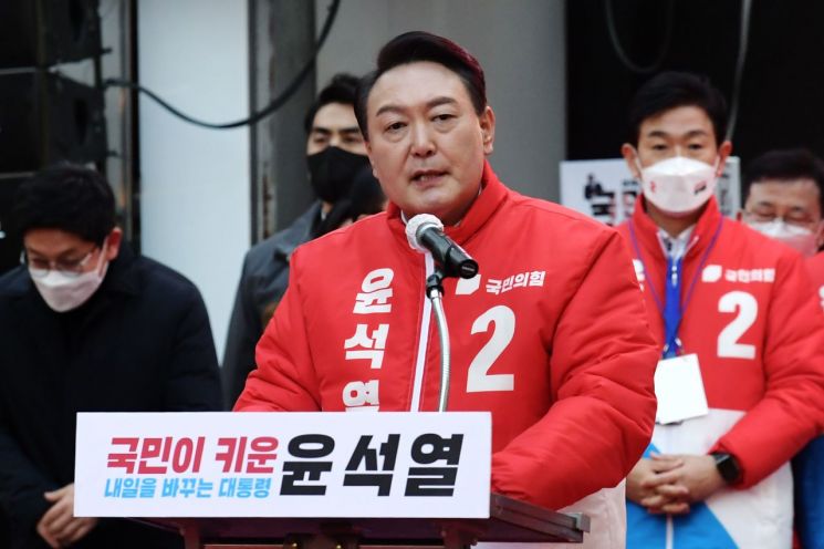 윤석열 국민의힘 대선 후보가 15일 오후 부산 서면 젊음의거리에서 열린 '청년이 함께하는 공정과 상식의 시대!' 거점 유세에서 지지를 호소하고 있다. [이미지출처=연합뉴스]
