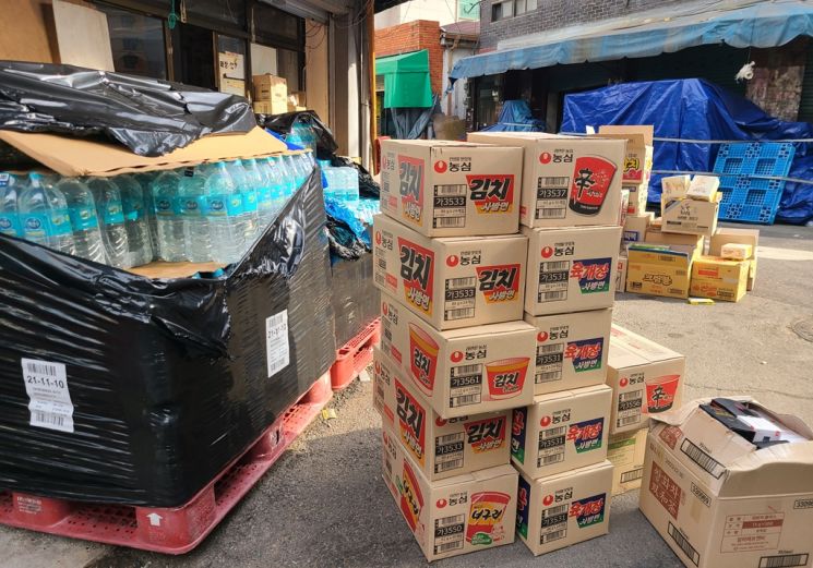 On the afternoon of the 16th, boxes of ramen and bottled water were stacked in front of a store in the 'Pping Market' alley near Yeongdeungpo Fruit and Vegetable Market in Yeongdeungpo-gu, Seoul. <br>Photo by Song Seung-yoon
