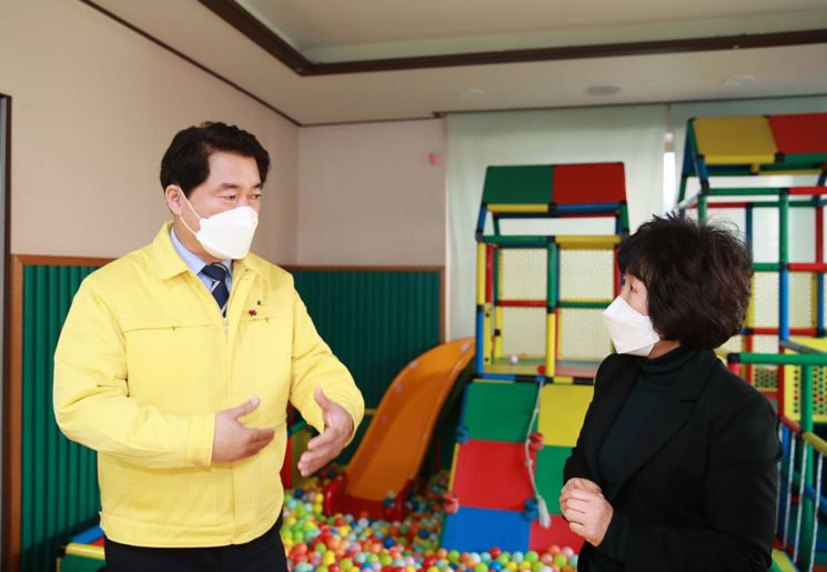 박준희 관악구청장이 지난달 지역내 어린이집을 방문해 방역현장을 점검하고 애로사항을 청취했다.