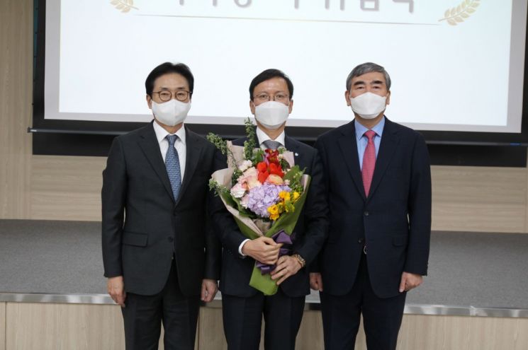 15일 서울 서초구 제약회관에서 열린 한국제약바이오협회 이사장 이·취임식에서 윤성태 한국제약바이오협회 신임 이사장(가운데)이 취임했다.