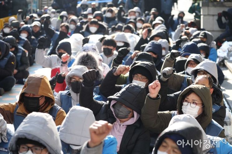 택배노조가 16일 서울 중구 CJ대한통운 본사 앞에서 CJ 규탄 집회를 하고 있다. 이들은 분류전담 인력 투입, 주 60시간 이내 작업시간 준수, 택배요금 인상분 공평 배분 등을 요구하고 있다. /문호남 기자 munonam@