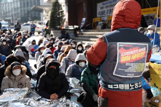 택배노조가 16일 서울 중구 CJ대한통운 본사 앞에서 CJ 규탄 집회를 하고 있다. 이들은 분류전담 인력 투입, 주 60시간 이내 작업시간 준수, 택배요금 인상분 공평 배분 등을 요구하고 있다. /문호남 기자 munonam@