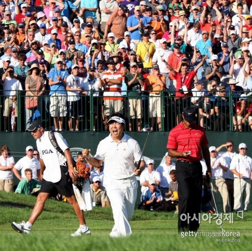 양용은이 2009년 8월 PGA챔피언십 당시 타이거 우즈를 제압하고 우승한 뒤 환호하는 모습.