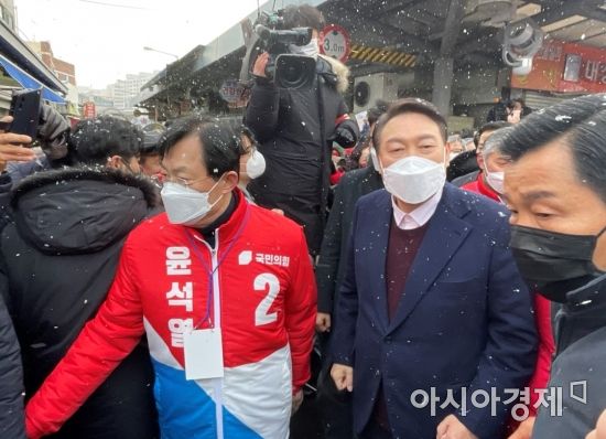 윤석열 국민의힘 대선 후보가 공식 선거운동 둘째 날인 16일 오전 거점유세를 위해 광주광역시 광산구 송정매일시장에 도착해 연단으로 이동하고 있다.