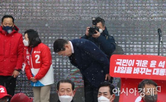 윤석열 국민의힘 대선후보가 16일 오전 광주광역시 광산구 송정매일시장에서 거점유세를 마치고 지지들과 시민들에게 인사를 하고 있다.