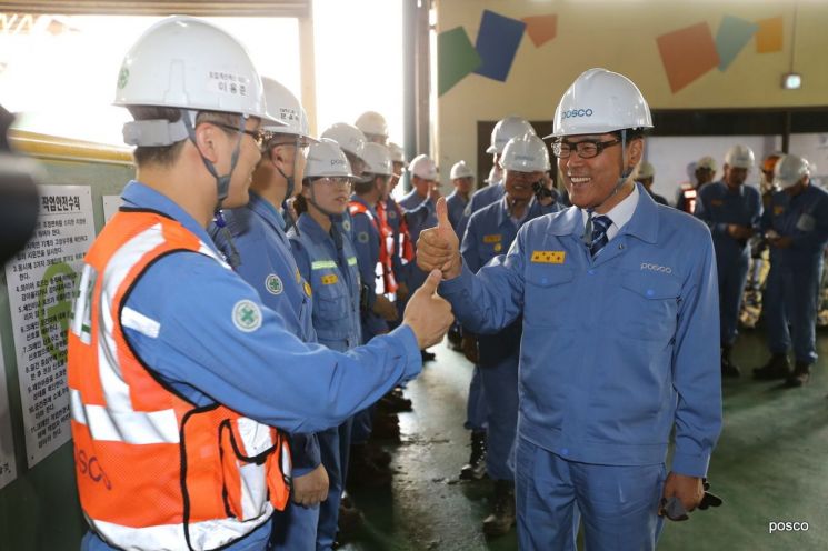 Choi Jung-woo, Chairman of POSCO, visiting the site of Pohang Steelworks Blast Furnace No. 2 shortly after his inauguration in 2018. Photo by POSCO