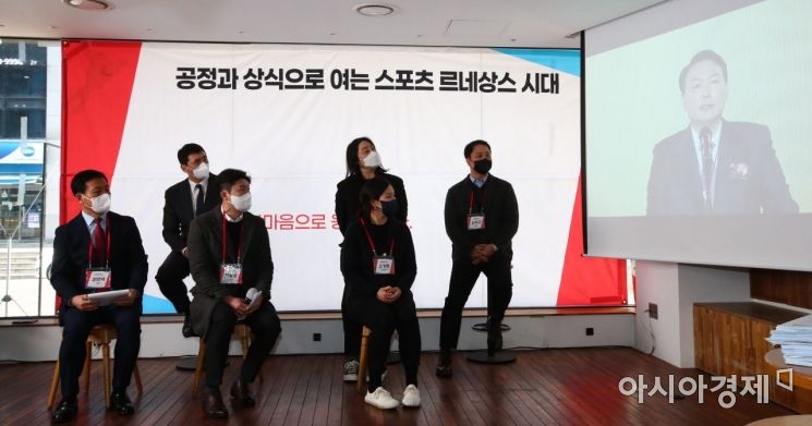 16일 서울 여의도의 한 카페에서 올림픽 금메달리스트 진종오 선수 등 스포츠스타 및 체육인들이 윤석열 국민의힘 대선 후보 지지 선언 후 윤 후보의 동영상을 시청 하고 있다./윤동주 기자 doso7@