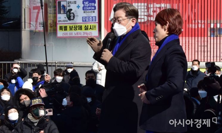 이재명 더불어민주당 대선후보가 16일 서울 강남구 강남역 인근에서 열린 'JM은 강남스타일!' 선거 유세에서 지지를 호소하고 있다./국회사진기자단
