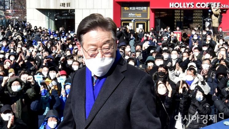 이재명 더불어민주당 대선후보가 16일 서울 강남구 강남역 인근에서 열린 'JM은 강남스타일!' 선거 유세에서 지지를 호소하고 있다./국회사진기자단