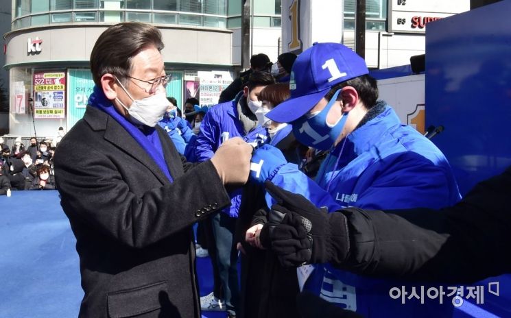 이재명 더불어민주당 대선후보가 16일 서울 강남구 강남역 인근에서 열린 'JM은 강남스타일!' 선거 유세에서 청년 선거운동원들과 인사를 나누고 있다./국회사진기자단