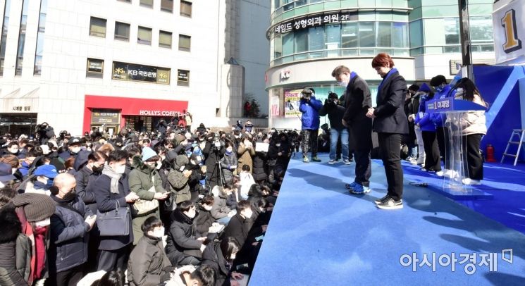 이재명 더불어민주당 대선후보가 16일 서울 강남구 강남역 인근에서 열린 'JM은 강남스타일!' 선거 유세에서 안철수 유세버스 관계자 사망사고 관련 고인들의 명복을 기리며 묵념을 하고 있다./국회사진기자단