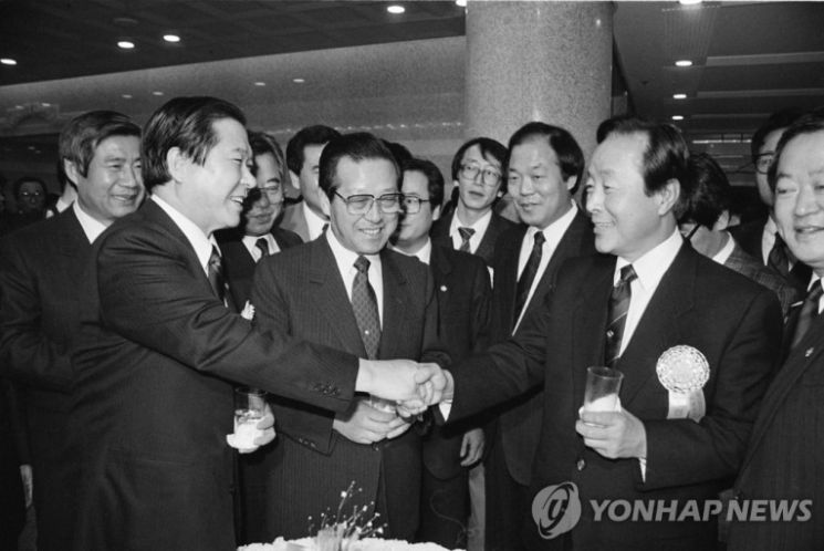 손을 맞잡는 삼김(金). 사진=연합뉴스