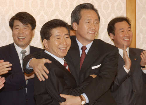 노무현 새천년민주당 후보와 정몽준 국민통합21 후보가 서로를 껴안고 있다. 사진=연합뉴스