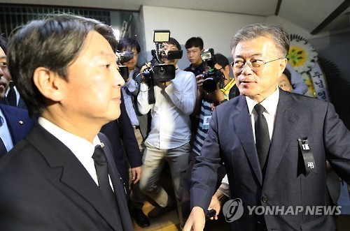 안철수 후보와 문재인 후보가 빈소에서 만났다. 사진=연합뉴스