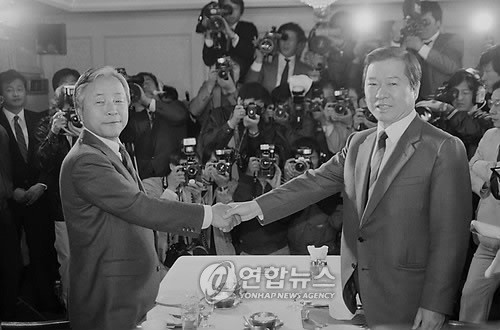 1987년 1월 22일 양김(金)이 대통령후보단일화를 위해 회담에 앞서 악수하고 있다. 사진=연합뉴스