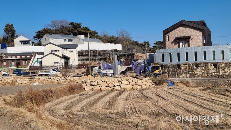 공사 가림막 너머로 보이는 문재인 대통령 사저에서 마무리 공사가 진행되고 있다. /주철인 기자 lx906@