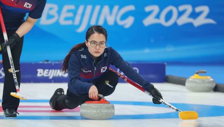 한국 스킵 김은정이 16일 중국 베이징 국립 아쿠아틱 센터에서 열린 2022 베이징 동계올림픽 여자 컬링 리그 한국과 덴마크의 경기에서 스톤을 투구하고 있다. 사진 = 연합뉴스