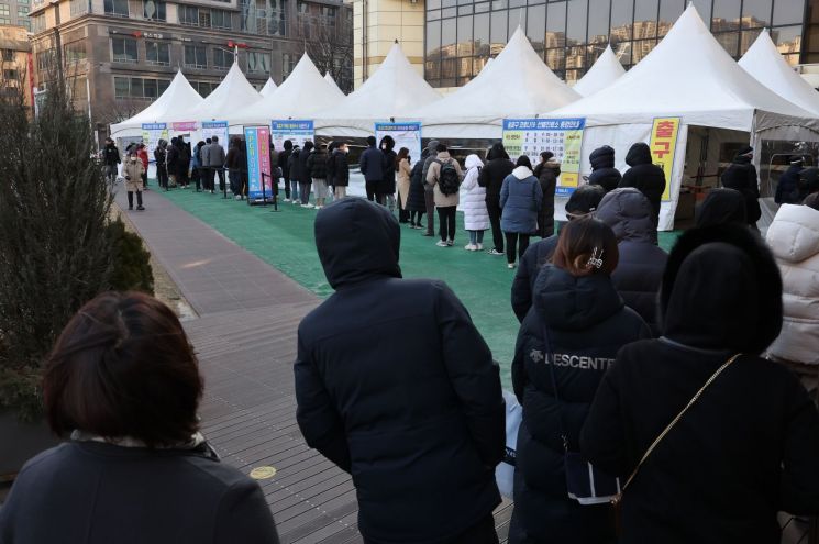 16일 오전 서울 송파구 보건소 선별진료소가 검사를 받으려는 시민들로 붐비고 있다. / 사진=연합뉴스