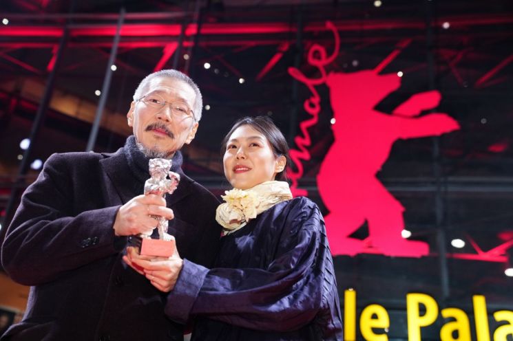 홍상수·김민희, 베를린에선 웃었다…커플링 끼고 은곰상 '번쩍'