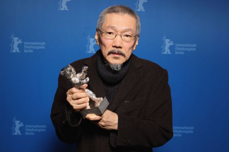 홍상수·김민희, 베를린에선 웃었다…커플링 끼고 은곰상 '번쩍'