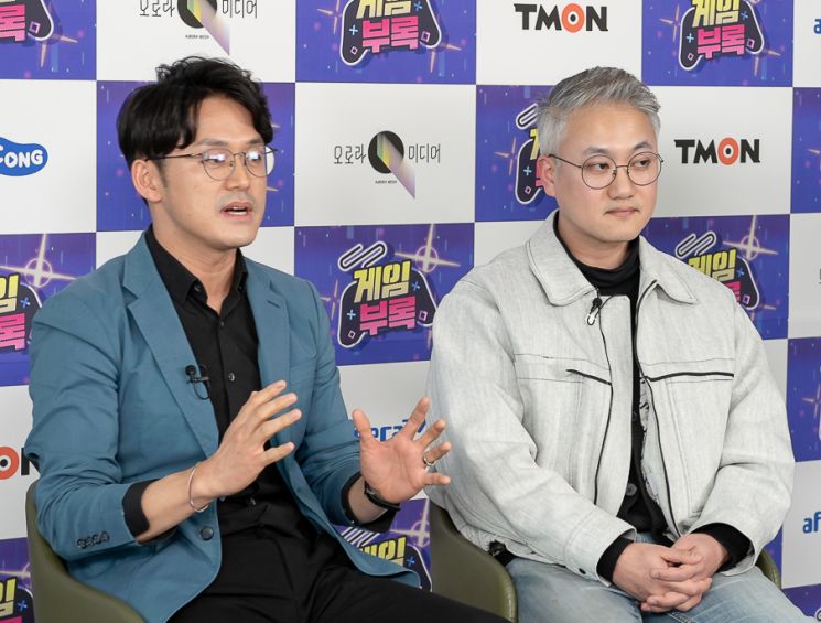 16일 오후 티몬 본사에서 진행된 신규 웹예능 '게임부록' 제작발표회에서 박성호 티몬 제휴전략본부장(왼쪽)과 프리콩 이승열 총괄PD가 시청자들과 소통하고 있다.