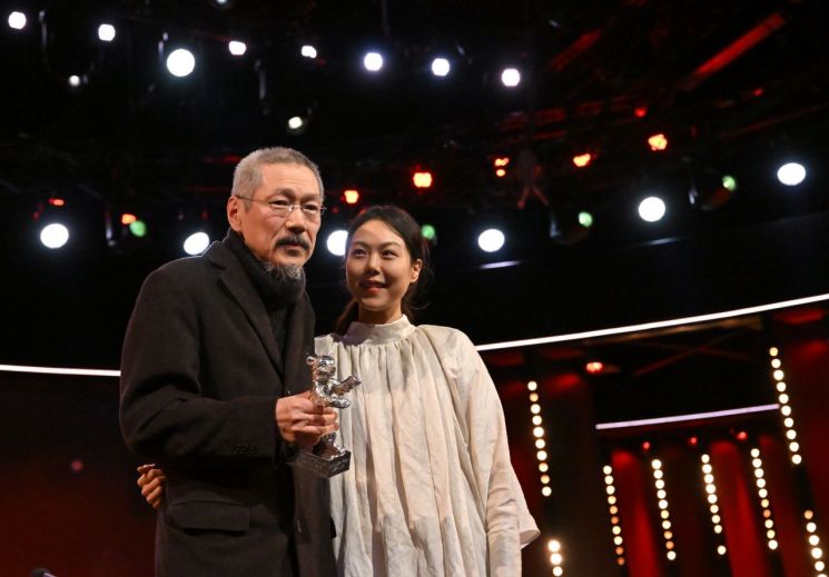 홍상수·김민희, 베를린에선 웃었다…커플링 끼고 은곰상 '번쩍'