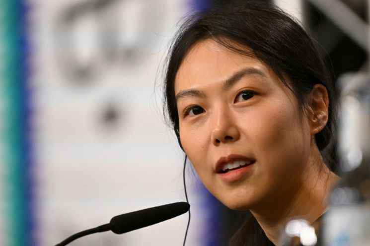 홍상수·김민희, 베를린에선 웃었다…커플링 끼고 은곰상 '번쩍'