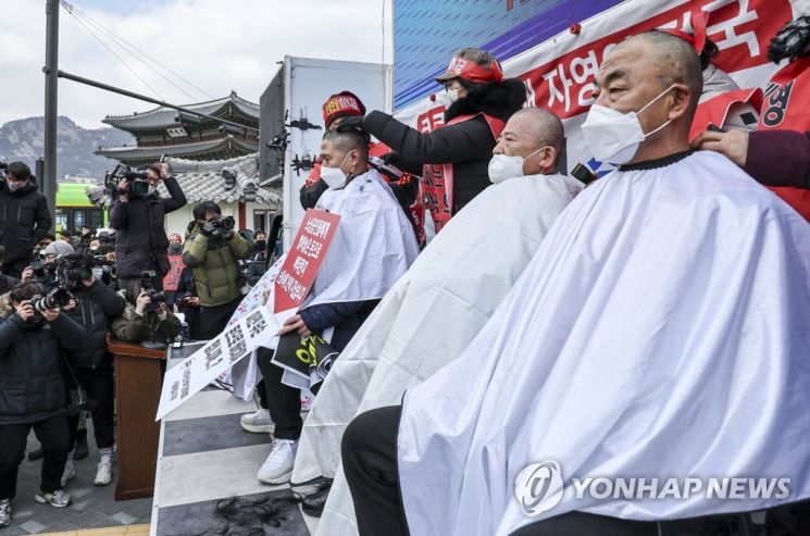 지난 15일 오후 서울 광화문 열린마당에서 열린 '코로나 피해 실질 보상 촉구 및 정부 규탄대회'에서 자영업자들이 삭발식을 하고 있다. / 사진=연합뉴스