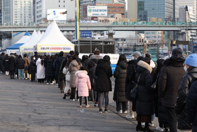 코로나19 임시 선별검사소에 서울 시민들이 검사를 받기 위해 줄을 서서 기다리고 있다. / 사진=연합뉴스