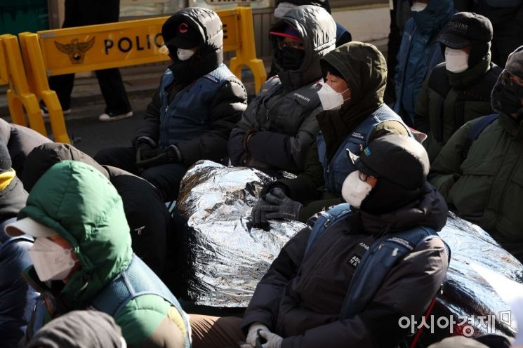 택배노조의 CJ대한통운 본사 점거 농성이 이어진 17일 서울 중구 CJ대한통운 본사 앞에서 ‘택배노동자 과로사 방지를 위한 사회적 합의 위반하는 재벌 CJ대한통운 규탄! 서비스연맹 노동안전보건위원회 기자회견’이 열리고 있다. /문호남 기자 munonam@