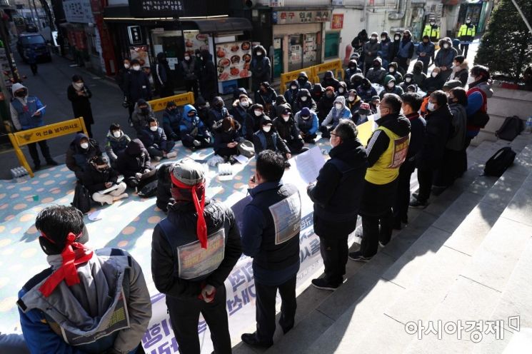 택배노조의 CJ대한통운 본사 점거 농성이 이어진 17일 서울 중구 CJ대한통운 본사 앞에서 ‘택배노동자 과로사 방지를 위한 사회적 합의 위반하는 재벌 CJ대한통운 규탄! 서비스연맹 노동안전보건위원회 기자회견’이 열리고 있다. /문호남 기자 munonam@