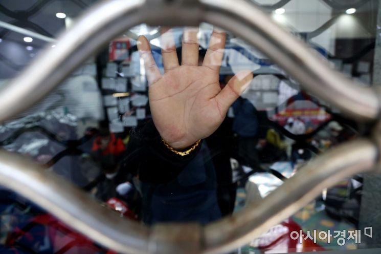 [법 위의 택배노조]내 물건 언제쯤, 소비자 '답답'…매일 10억 손실, 기업 '울상'