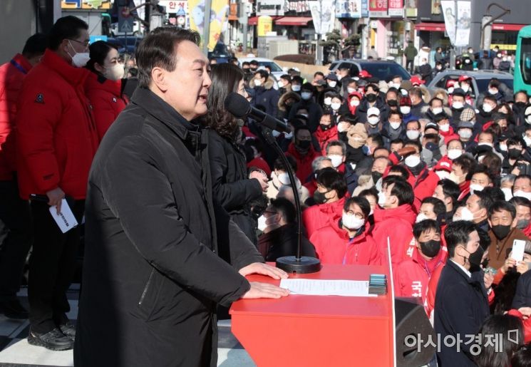 윤석열 국민의힘 대선 후보가 지난 17일 경기 안성시 중앙시장 앞 서인사거리에서 열린 '윤석열이 대한민국에 안성맞춤!' 유세에서 지지를 호소하고 있다./안성=김현민 기자 kimhyun81@