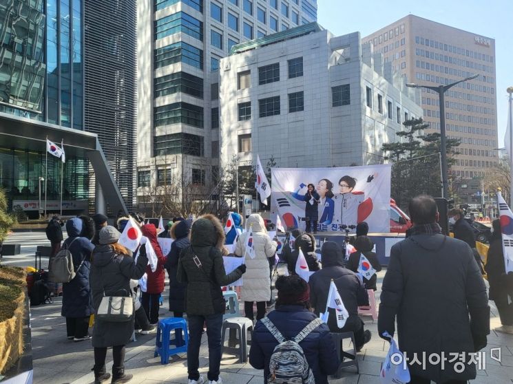수요집회 인근에서 보수단체 측이 주최한 위안부 사기 중단 촉구 집회가 열리고 있다. 사진=김정완 인턴 기자 kjw106@asiae.co.kr