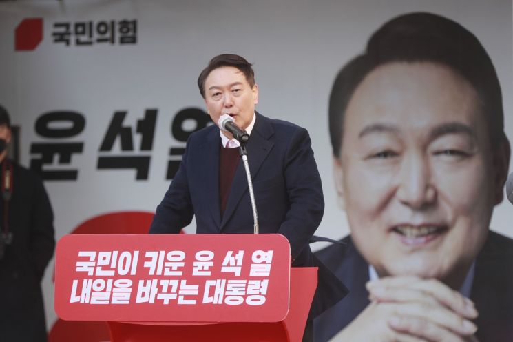 윤석열 국민의힘 대선 후보가 16일 오후 충북 청주시 상당구 성안길에서 열린 '충북의 힘 내일을 만드는 대통령!' 청주 거점유세에서 발언하고 있다. [이미지출처=연합뉴스]