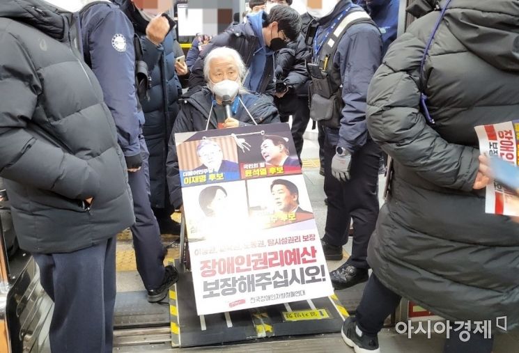 서울 지하철 3호선 경복궁역에서 하차하는 박경석 전장연 대표. 휠체어 하차를 위해 열차와 승강장 사이에 이동식 발판이 놓였다./박현주 기자 phj0325@