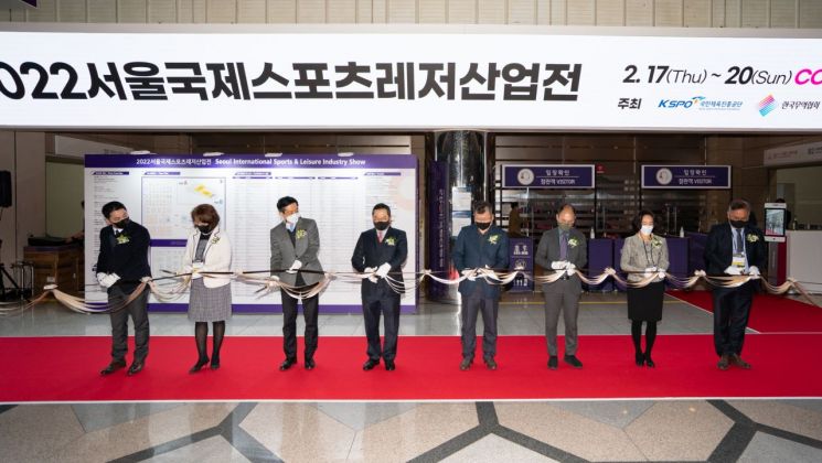 17일 주요 참석자들이 테이프컷팅을 하며 '2022 서울국제스포츠레저산업전(SPOEX)’의 개막을 알리고 있다. 왼쪽 세번째부터 문화체육관광부 유병채 국장, 무역협회 구자열 회장, 체육진흥공단 박태영 전무.