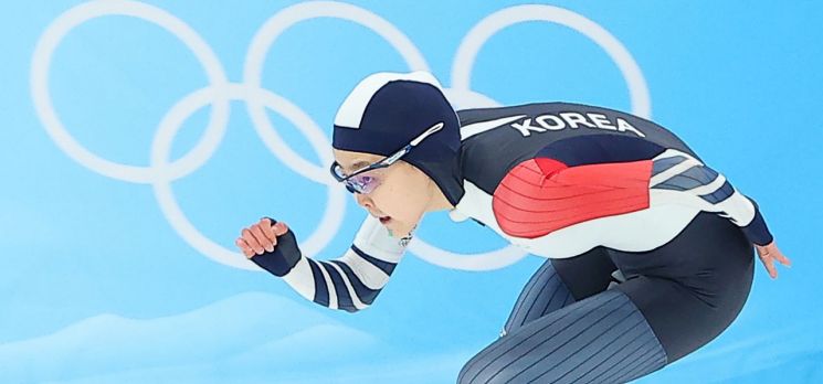 17일 오후 중국 베이징 국립 스피드스케이팅 경기장(오벌)에서 열린 2022 베이징 동계올림픽 스피드스케이팅 여자 1,000m 경기에서 대한민국의 김민선이 역주하고 있다. 사진 = 연합뉴스